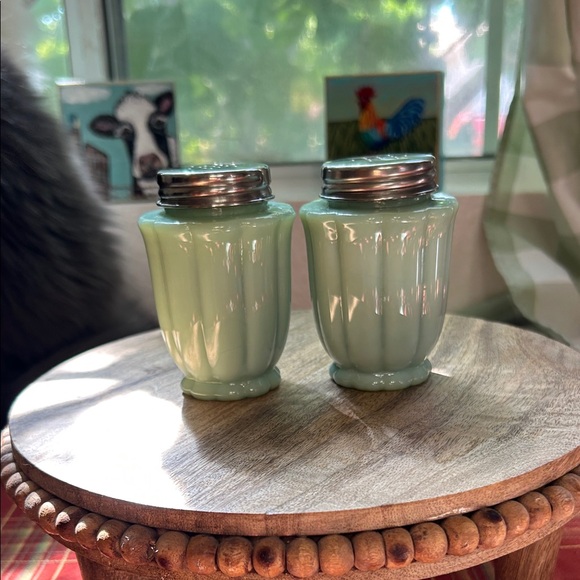 The Pioneer Woman Jadeite Salt & Pepper Shakers Pioneer Woman Timeless Beauty - Picture 1 of 11